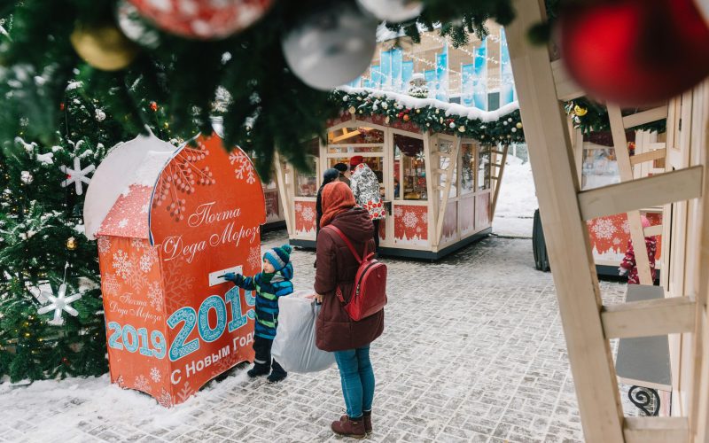 What's open on Christmas Eve 2024, holiday shopping hours, 24-hour stores on Christmas Eve, restaurants open Christmas Eve, Christmas Eve store guide