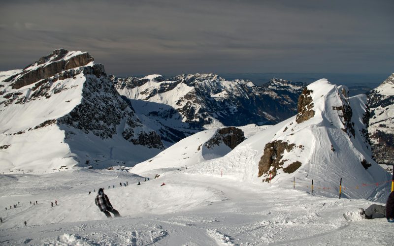 Avalanche kills 2 backcountry skiers, Oregon Cascade Mountains tragedy, backcountry skiing avalanche risks, Happy Valley skiing accident, snow safety measures